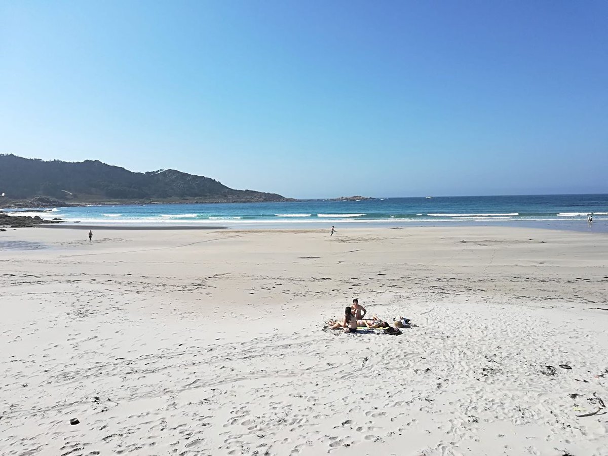 CCamarinas's tweet photo. 🏖️ A praia de Arou volverá a lucir este ano a bandeira 🟦 azul ❗
Ademais, o @CCamarinas , recibiu dous distintivos máis: o 🎖️ Museo Man de Camelle e o 🎖️ Faro Vilán, foron recoñecidos como #CentroAzul.
Consulta o listado completo aquí 👉 https://t.co/Vkxu5kEy91 https://t.co/2IgNKllDR5