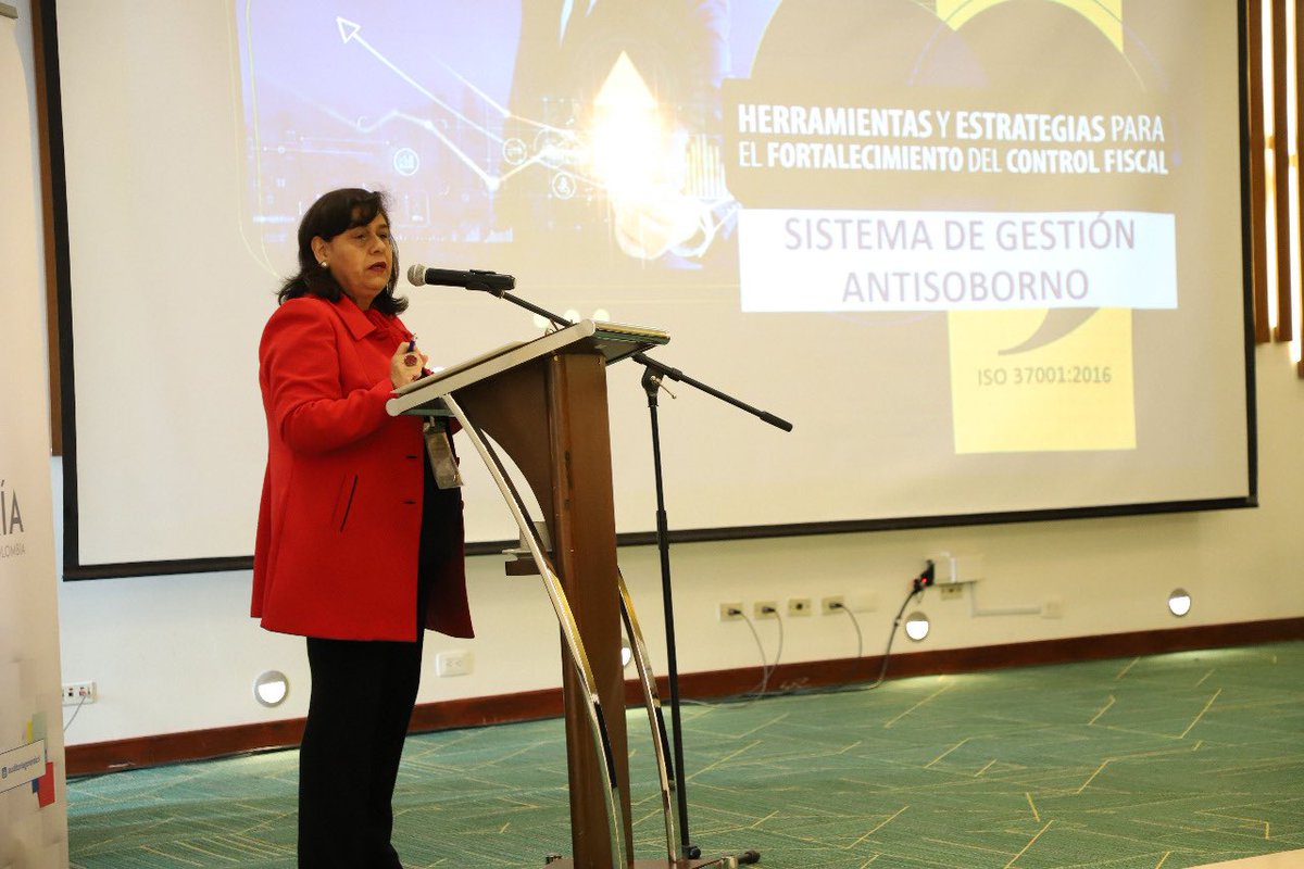 AuditoriaGen's tweet photo. Mariana Gutiérrez, directora de Planeación de @auditoriaGen, presenta el Sistema de Gestión Antisoborno y la firma de compromiso de servir sin soborno asumido por los contralores territoriales. #EncuentroDeContralores #TransformadoElControlFiscal https://t.co/g0D2gRKllE