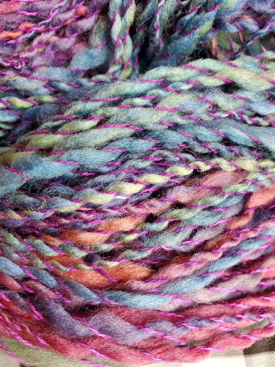 HHandmade's tweet photo. New hand dyed and hand spun yarn with a pop of cotton string to give it some additional color. Love how this turned out! https://t.co/lj6k7xBkG8