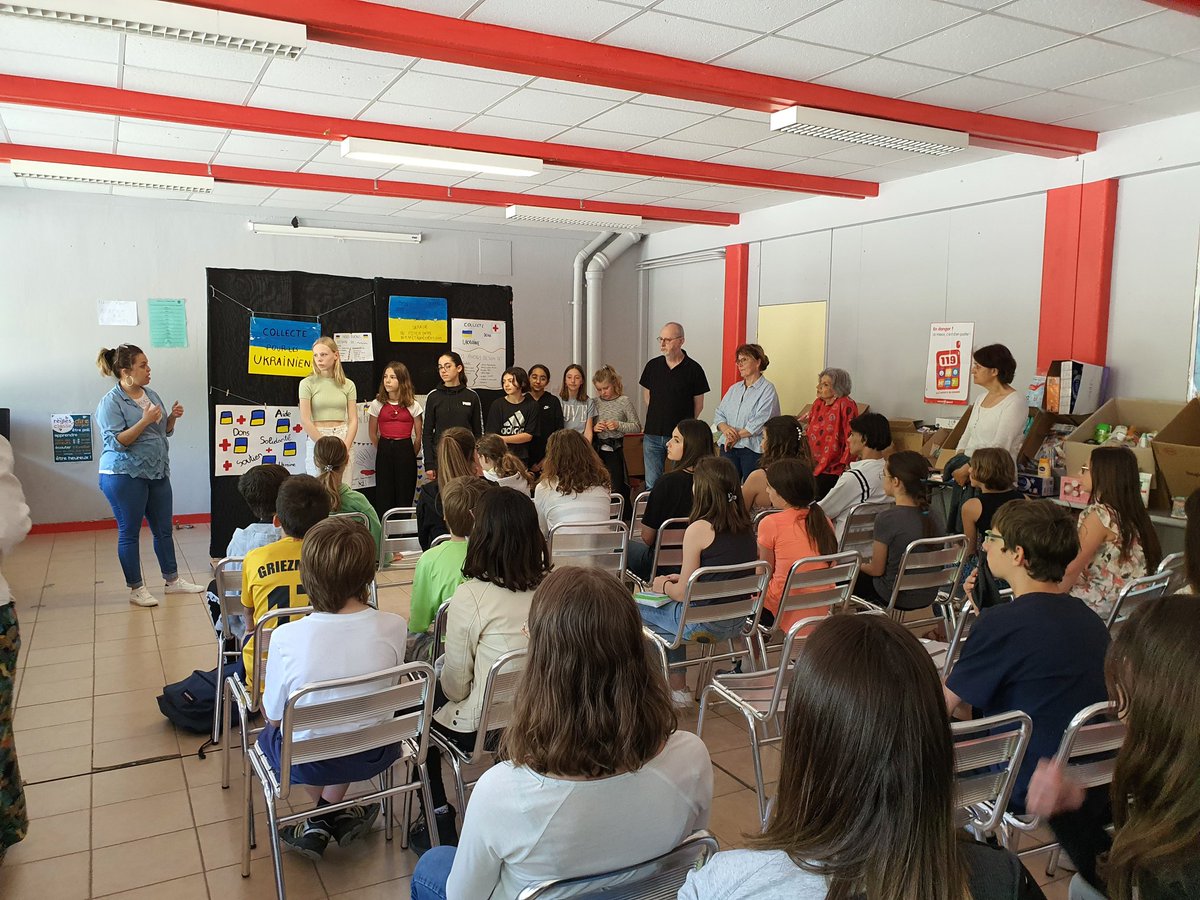 Remise au Secours Populaire des produits d'hygiène collectés par les élèves du collège et destinés aux familles ukrainiennes. Merci à Mme la députée <a href="/victory_michele/">Michèle Victory</a> pour sa présence et bravo aux élèves pour cette initiative ! #solidarite #Ukraine️