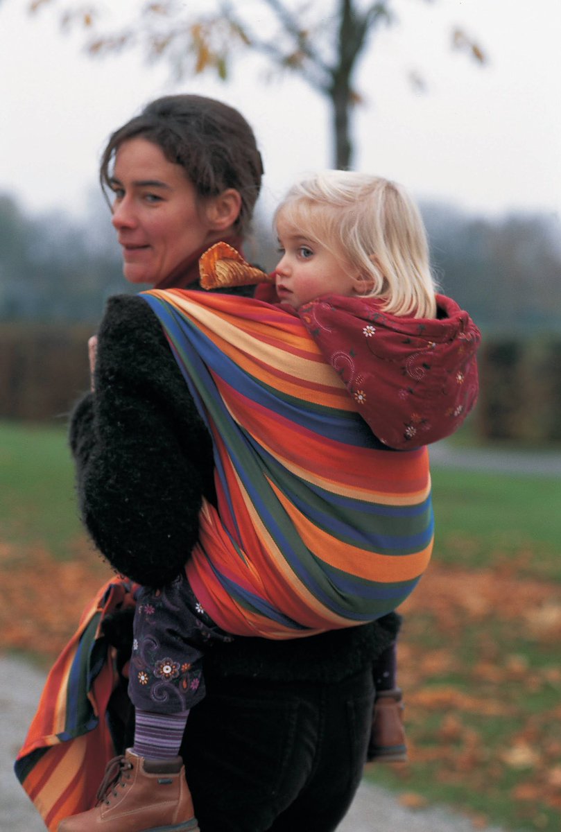 DIDYMOS_Baby's tweet photo. Throwback Thirsday, 2004, Tina with her daughter Anna, Simple Back Carry in a Didymos Woven Wrap Katja. As time flies….
Next Pic Anna with little Felice @Wrapyouinlove ❤️wearing a „Double Hammock“ #babywearing #backcarry #futuregeneration https://t.co/Z8u5JaBcdT