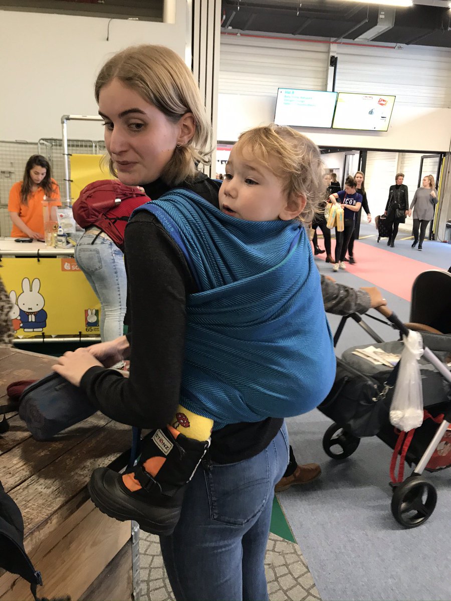 DIDYMOS_Baby's tweet photo. Throwback Thirsday, 2004, Tina with her daughter Anna, Simple Back Carry in a Didymos Woven Wrap Katja. As time flies….
Next Pic Anna with little Felice @Wrapyouinlove ❤️wearing a „Double Hammock“ #babywearing #backcarry #futuregeneration https://t.co/Z8u5JaBcdT
