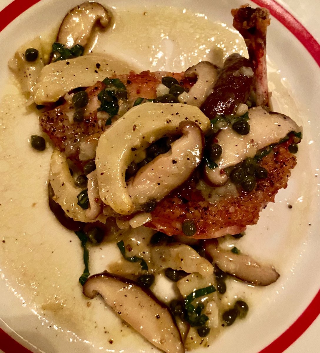 DaphneBarbeito's tweet photo. About last night… awesome food, great service, celebrating good times and meeting a celebrity 
#VámonosSolas #CelebratingGraduation @VisitNewOrleans https://t.co/39lGpC93X8