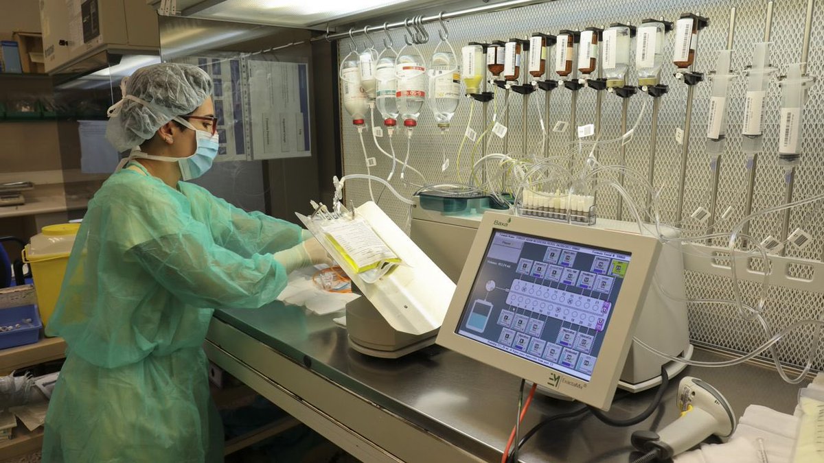FarmaCHUS's tweet photo. Muchas gracias compañeras por vuestro trabajo infinito, los servicios de farmacia son mejores gracias a vosotras! Feliz #DiaInternacionalDeLaEnfermera compañeiras ! 👏👏👏 #somosCHUS https://t.co/ZwtLSgFzD4