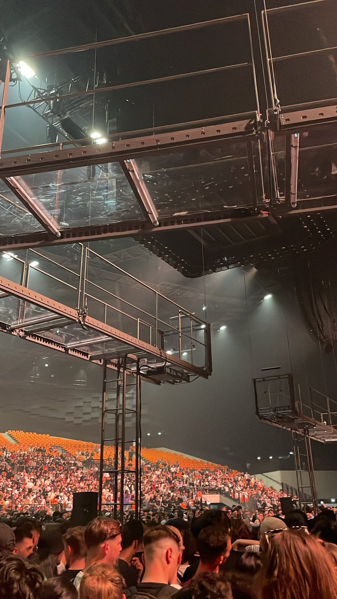 e_mreaydn's tweet photo. #PNLTOUR2022 #nos #ademo juste devant ça mère je vais canner https://t.co/rXOoyas8vC