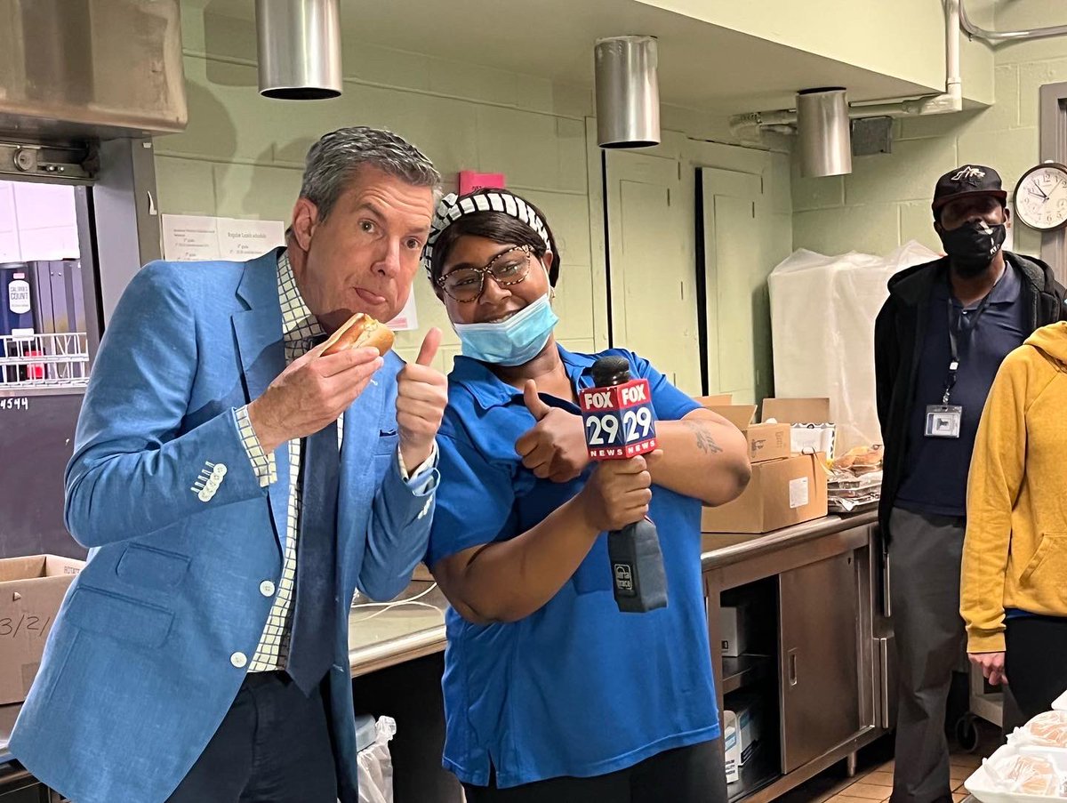 BobKellyFOX29's tweet photo. #KellysClassroom at John Webster Elementary School PLUS a Hot Dog from the Lunch Lady!! https://t.co/gtqRgfHjnl