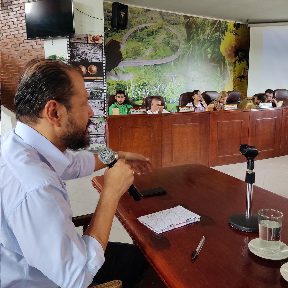 SDosquebradas's tweet photo. #AEstaHora Secretario de Educación atiende las inquietudes de los Consejeros Juveniles Municipales frente a las solicitudes de los estudiantes en Dosquebradas. https://t.co/tT6MmsLjYM