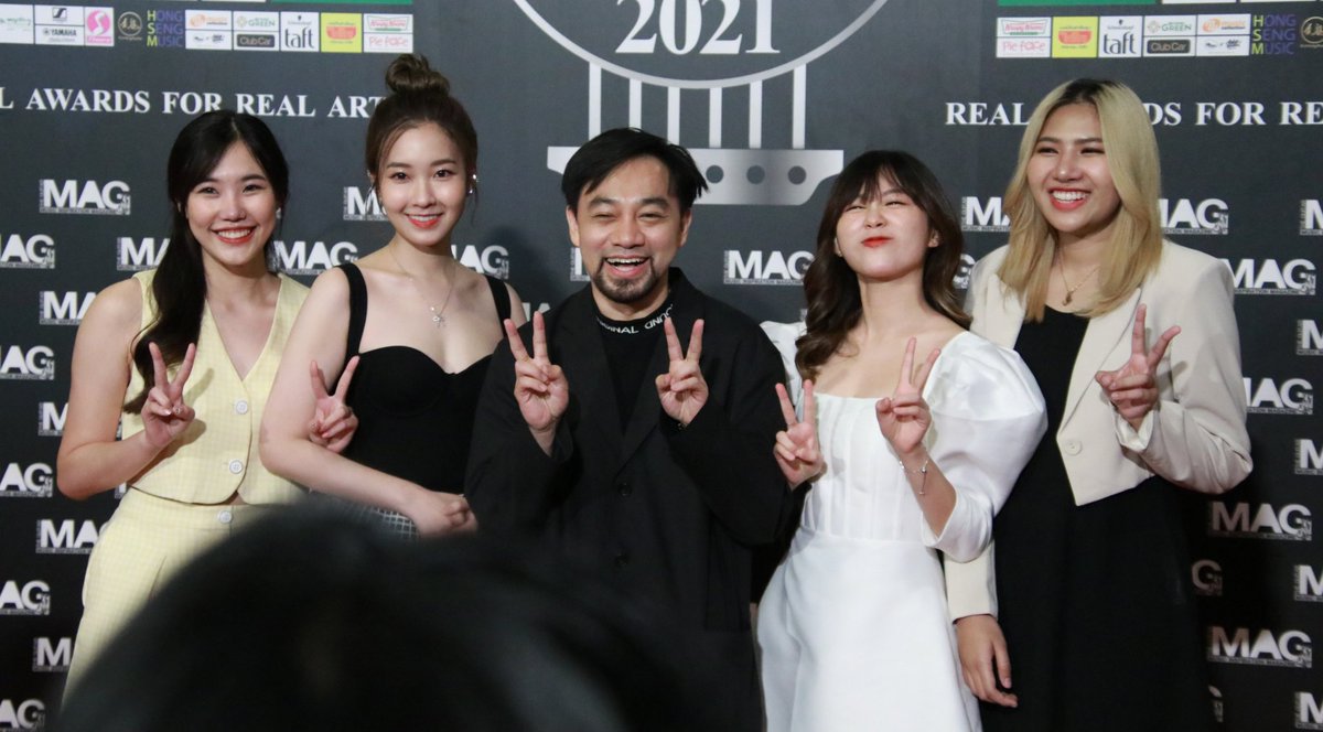 jutamas_kp's tweet photo. ท่าซิกเนเจอร์ของโฮมรัน 🤣✌️

#HomeRunMusic
#TheGuitarMagAwards2021 https://t.co/rJAjtzxQn6