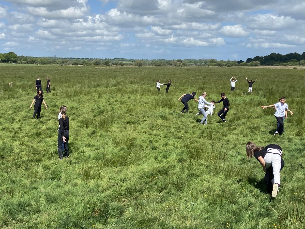 ClgBarbey's tweet photo. "Nature en mouvement(s)" : les 4e du @ClgBarbey et leurs masques au ❤️ du marais de la Sangsurière et de l'Adriennerie @PnrMCB pour les captations 📷📽️ avec la chorégraphe Sophie Quénon et le danseur Renaud Djabali. #PEAC @daac_normandie @LaManche50 @ac_normandie https://t.co/pu4LlexKEv