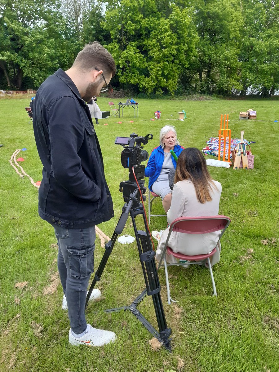 HelenAnnetts's tweet photo. Every Thurs afternoon should be spent in a lovely green corner of Brum, overlooking the reservoir & watching @Womenandtheatre rehearse their new show #AThousandThreads first performance Sun https://t.co/u9DkSp6Csr for tickets & more info @louisadf #B2022Festival https://t.co/uzwToNqK3m