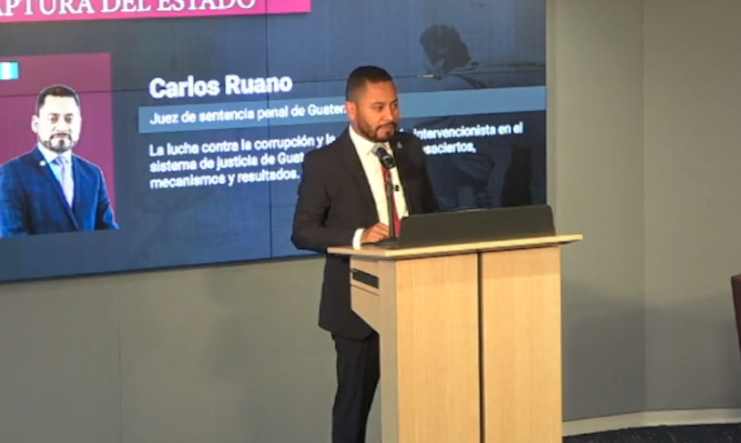ccinocoficial's tweet photo. Sobre la lista de actores corruptos (lista Engel), denunció el juez @carlos_ruano_ que el presidente @DrGiammattei se burló y usó calificativos contra jueces, fiscales, abogados, periodistas, defensores de DDHH que han enfrentado a esas estructuras.
#ForoCNA #WashingtonDC https://t.co/LKS96n8OUT