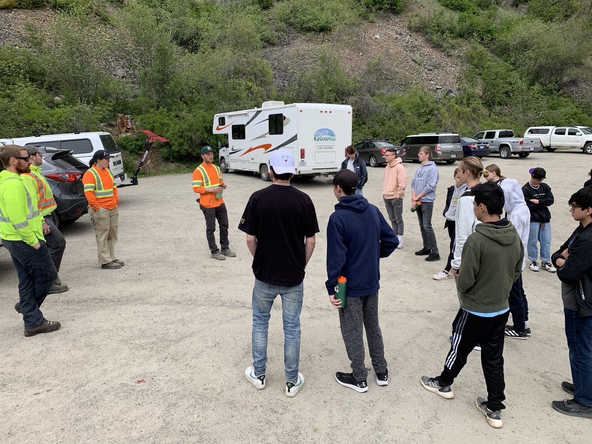 pbritton78's tweet photo. @KalamalkaSecond outdoor ed connecting with #NOCS trail crew to learn about trail maintenance and repair. #sd22learns #kalpark https://t.co/YJdJqERfKV