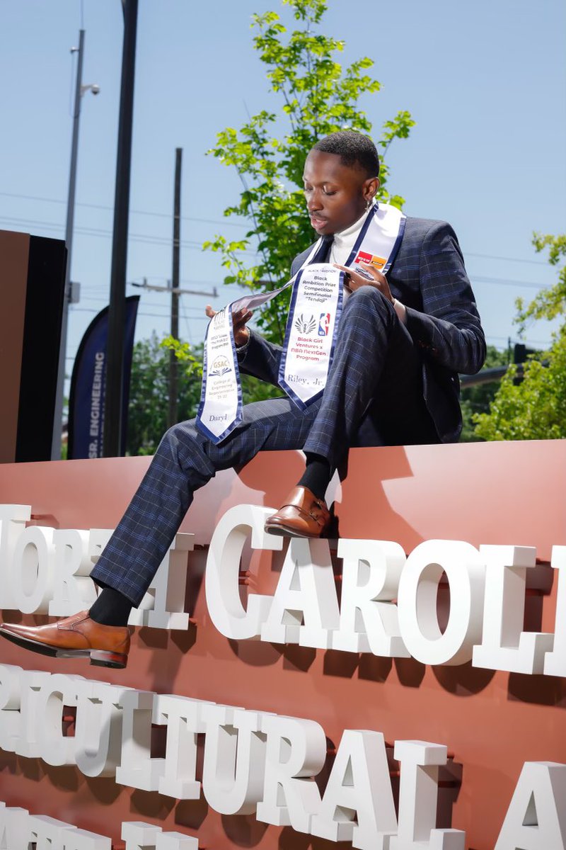 _DRJR_'s tweet photo. Beat the odds twice. Call that getting even. 

25 and Mastered it.🍾🎓 https://t.co/mYGL5DKIqp