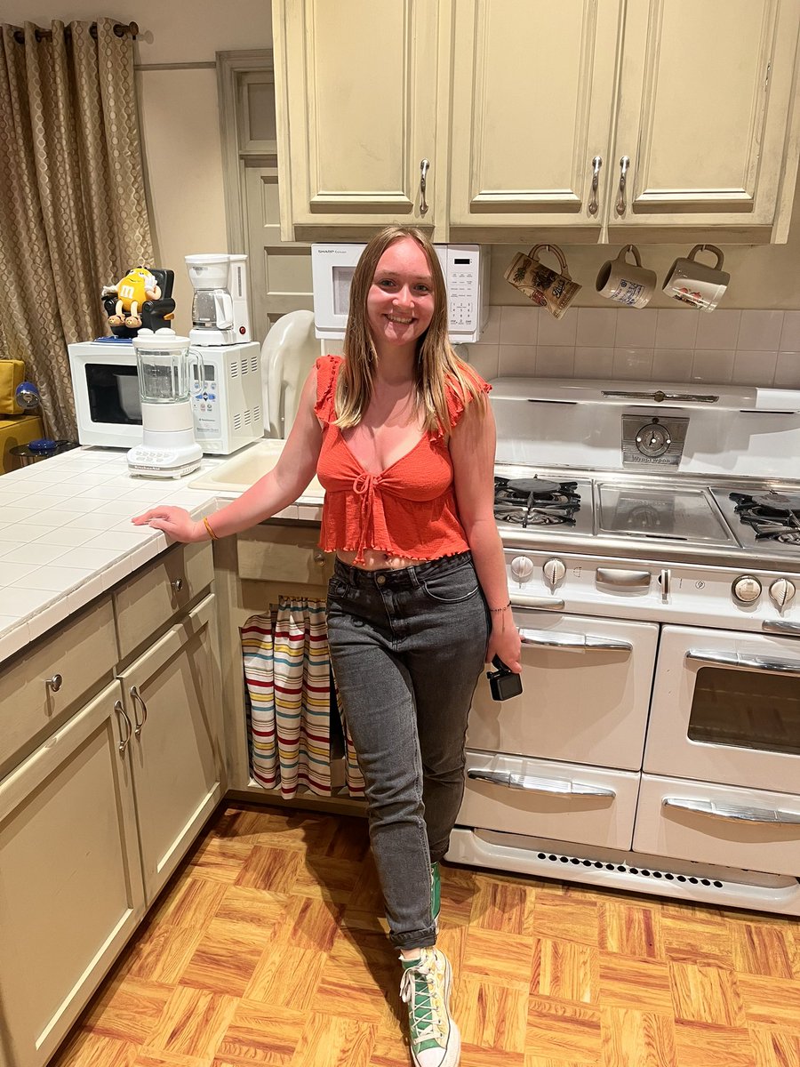 emmaducert's tweet photo. j’ai vécu un de mes plus grands rêves : me voilà dans les appartements les plus iconic de New York @FriendsTheExp
(vous me reverrez jamais aussi heureuse qu’à ce moment là je crois) https://t.co/jTEJOUnfLI