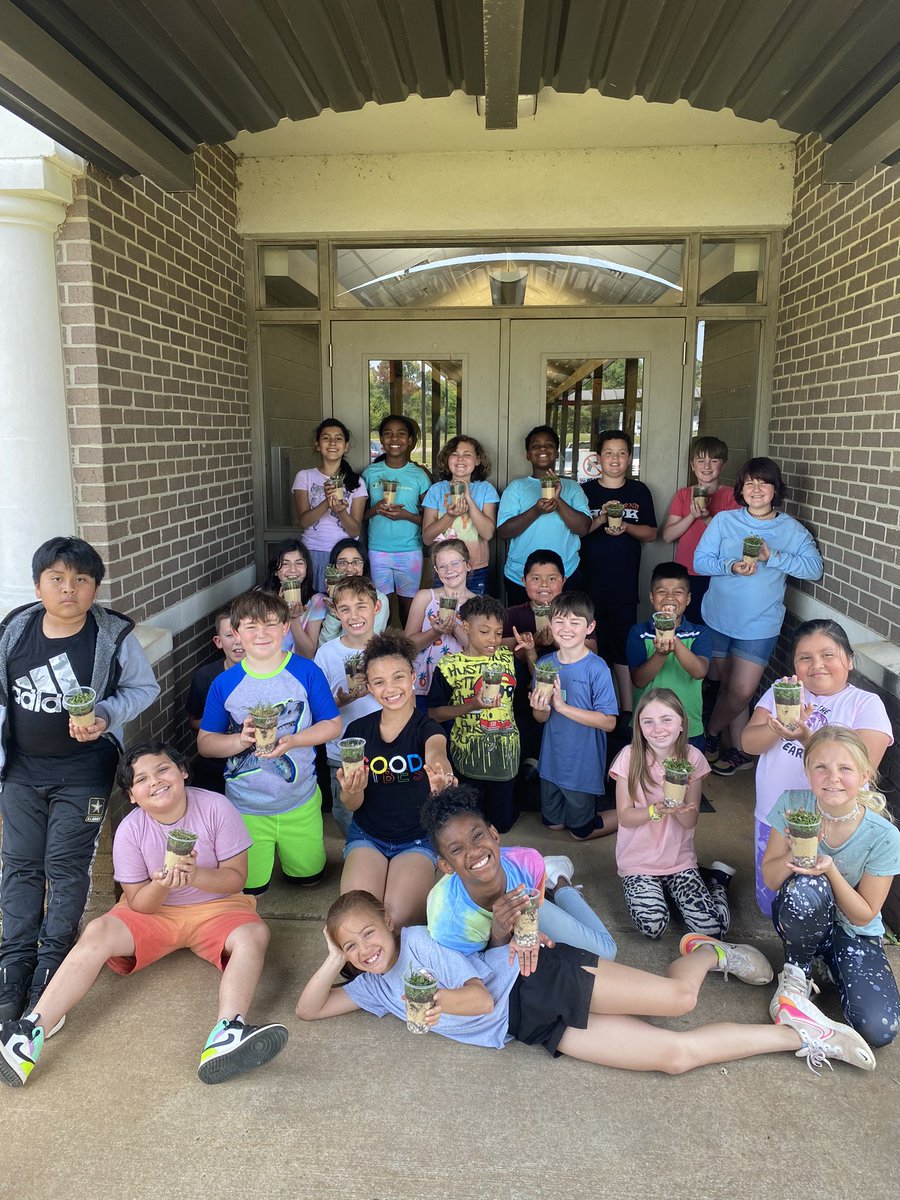 Mrs_MHobbs's tweet photo. Nothing we love more than hands-on science lessons and beautiful weather!! We learned about layers of soil today. ☺️🔆🪴❤️ #OneAthens #Science @AthensAIS @AthensALSchools https://t.co/aOBcUu6qpj