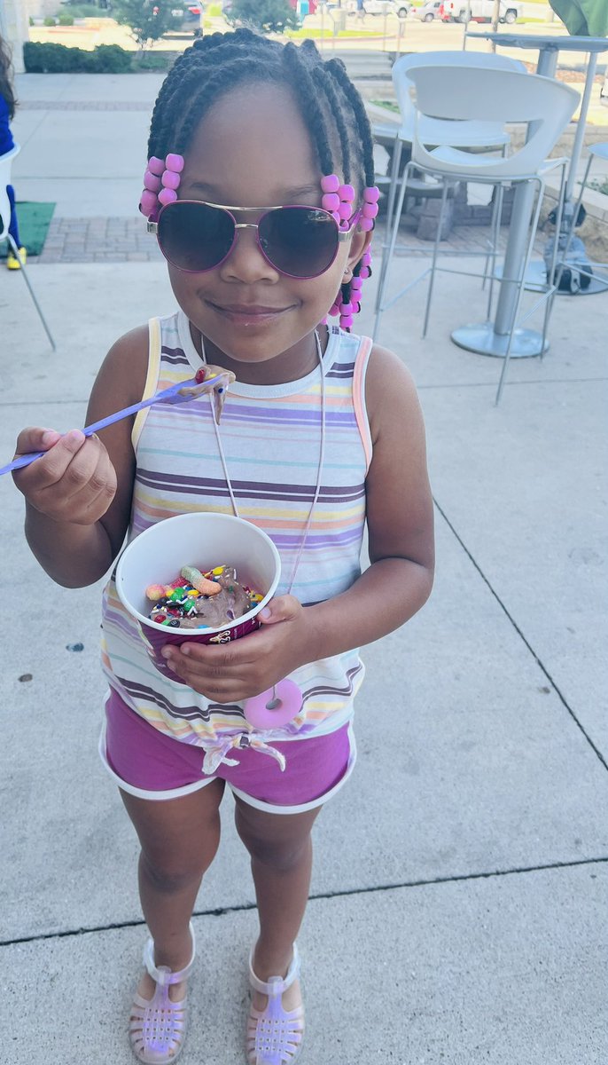 JaymiPrimus's tweet photo. When supporting your school = frozen yogurt!!!! COUNT US IN!!!! #BCE #CFaith #menchies https://t.co/covY4y5l4R