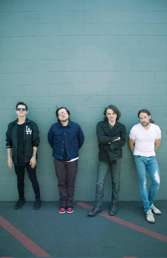 oocchemicaleros's tweet photo. Nos complace informar que My Chemical Romance ES UNA BANDA https://t.co/erUR8qXrds