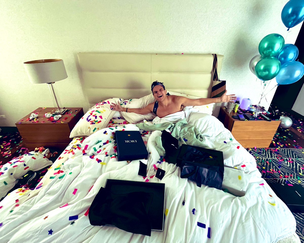 SilvestreFDC's tweet photo. Con el pasar de los años le vamos dando mas valor a cada min de vida que vivimos y nos damos cuanta que no estamos para perder tiempo en lo que nos hace daño!! 42 años estoy cumpliendo y los quiero compartir con ustedes que me siguen !! Gracias por hacer parte de mi vida https://t.co/DOsKBoHWQF