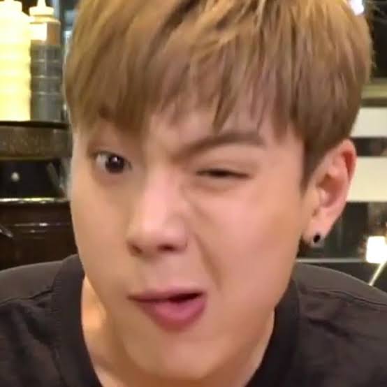 monjhoney's tweet photo. @kihyunair se caso ainda não tiver escolhido, escolhe colorido, no caso o branco que ta sendo bem tendencia... se caso tiver escolhido, sinto muito por ter chegado com esse comentario um pouco tarde kkkkkk https://t.co/rh59WjeE4h