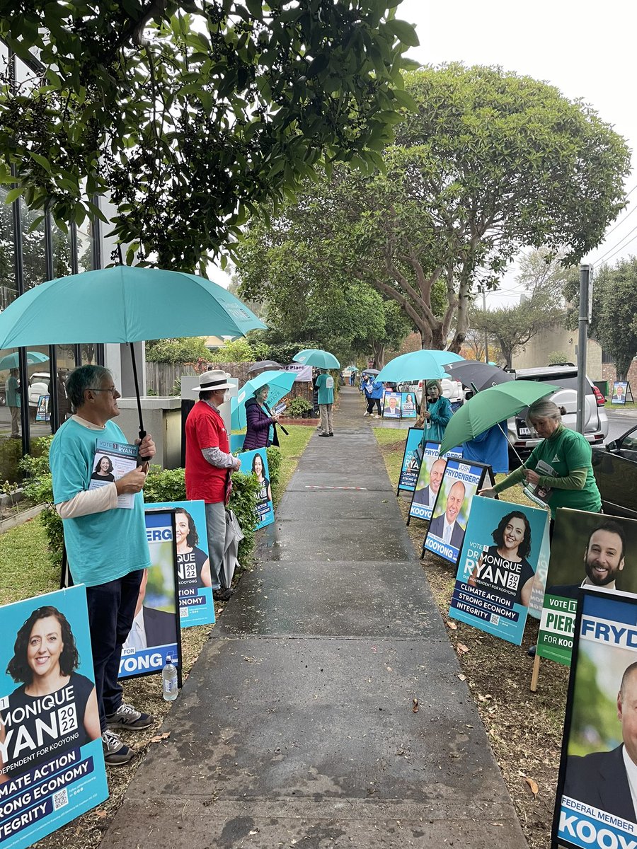 rebaillieu's tweet photo. A sea of teal in the rain at Hawthorn pre-poll this morning

#mon4Kooyong #auspol #KooyongVotes https://t.co/CZE7SWWK4j