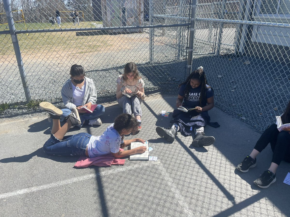 JohnstKM's tweet photo. Took advantage of the weather today to do our book club reading outside ☺️☀️@CPJHWildcats https://t.co/XyIOWqoxFL