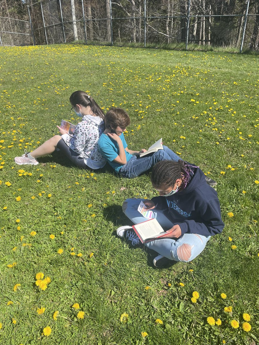 JohnstKM's tweet photo. Took advantage of the weather today to do our book club reading outside ☺️☀️@CPJHWildcats https://t.co/XyIOWqoxFL