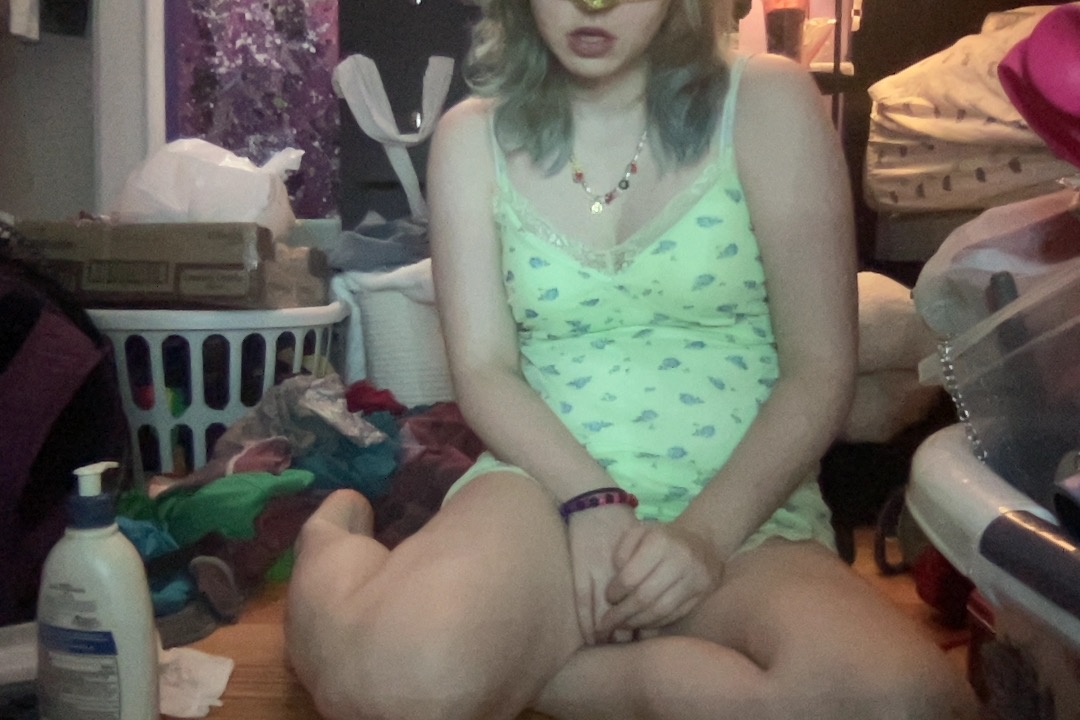 7 inch dildo not pictured (inside me) https://t.co/c9sl2cDuwN