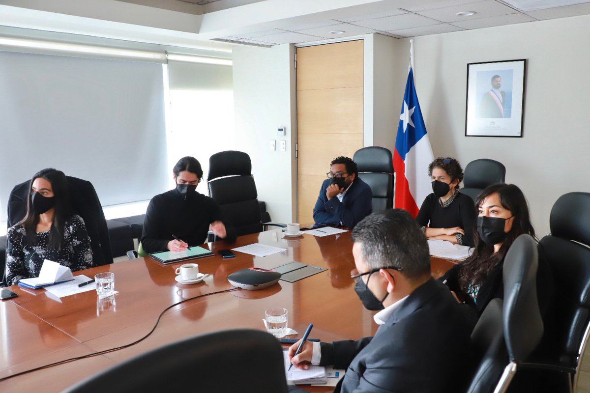 MMAChile's tweet photo. La ministra @Maisa_Rojas junto a los subsecretarios  @julio_maturanaf y @gboccardobosoni se reunieron con representantes de @UEenChile, @EUROCLIMA_UE_AL, @cepal_onu y @OITconosur para compartir ejemplos de implementación para asegurar una Transición Socioecológica Justa en Chile. https://t.co/4Ay7OrkK6c