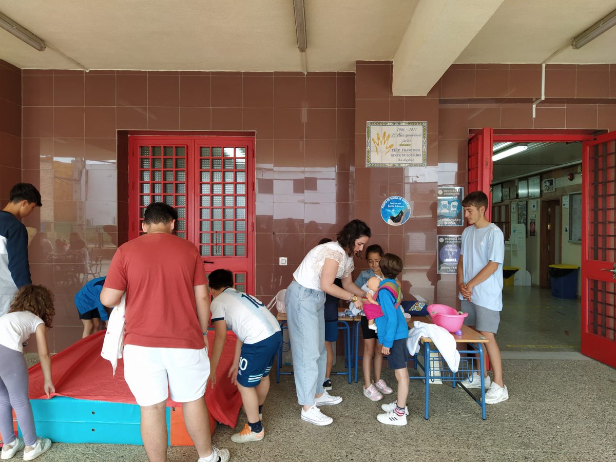 BosqueApoyo's tweet photo. Dando charla sobre corresponsabilidad en los coles de La Algaba. Nuestra aportación ha sido tratar el momento en el q el bebé llega a casa.Genial la actividad promovida x el Torre d los guzmanes en colaboración con la del. d igualdad del @Ayto_algaba. https://t.co/KCTzmdDzsn