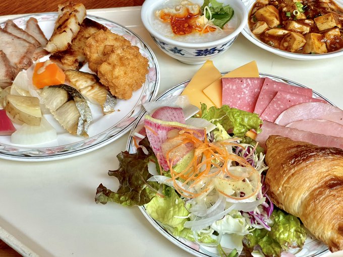 ローズホテルの朝ごはん
だいたい一周した感あるやつ
中華だけでないのは外人さん向けなのもあるのかもなー
麻婆豆腐は重慶飯店のやつなので、見た目より辛いけどうまい
クロワッサンはよくあるなんちゃってではなくバター香る中までパイ生地なやつでサクもち
まだ点心出るぽいんだよな…うごご 