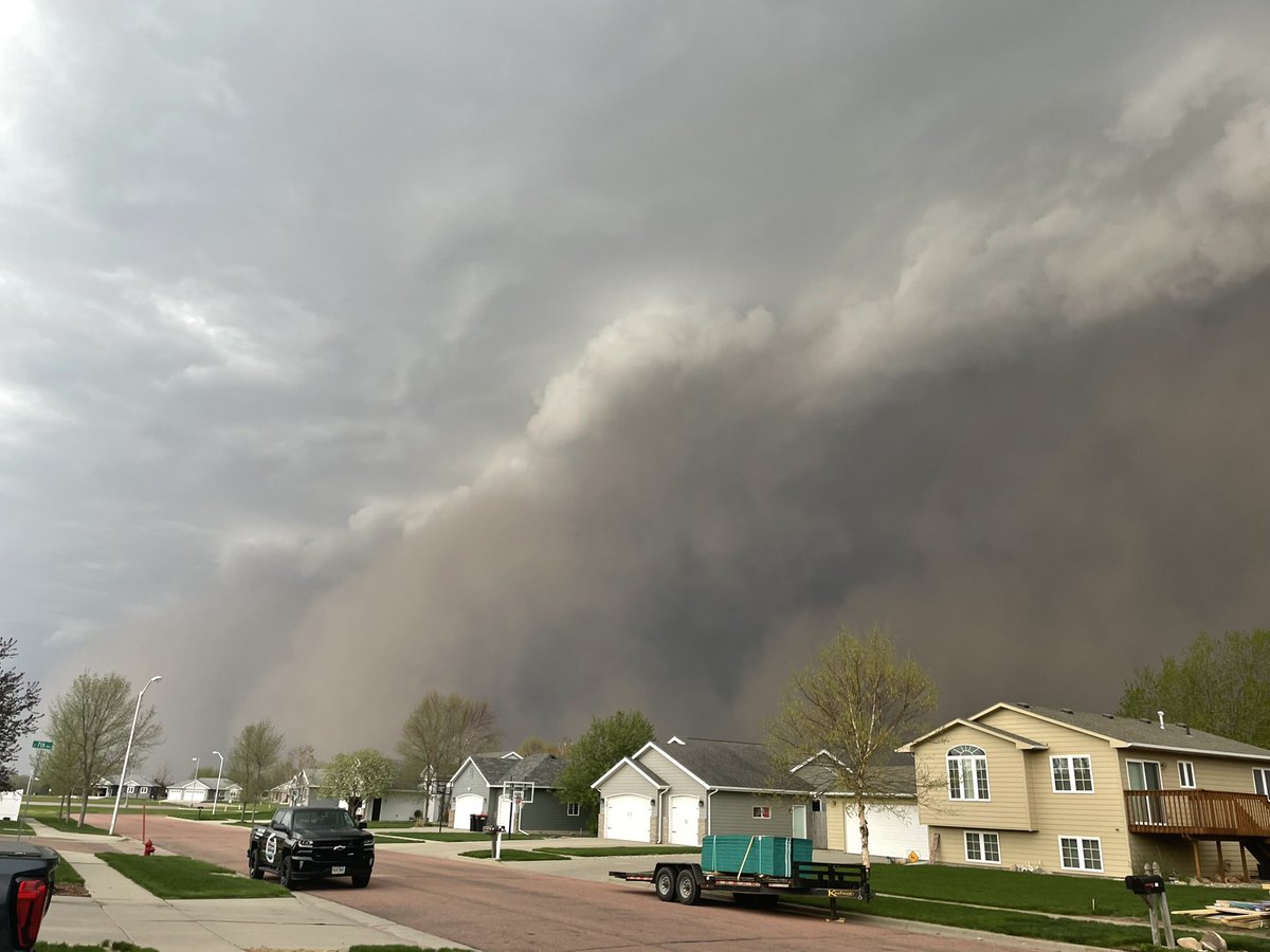 TheOnlyJTU42's tweet photo. Brandon #SD just before the storm https://t.co/vUnZy0usZU