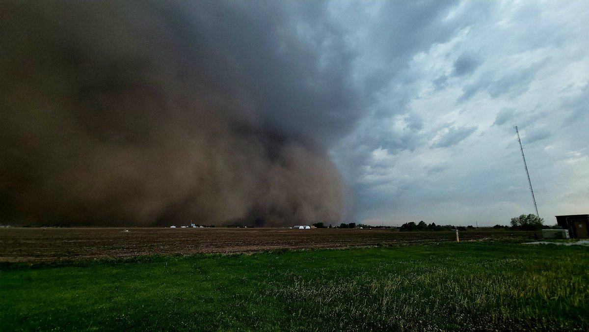 twister_weather's tweet photo. Large dust cloud ahead of outflow boundary to severe storm moving into York, NE at 5:25 pm Thursday.  5-12-21.  @NWSHastings @NWSOmaha @1011NOWweather @KenSiemek @ReginaBirdWX @WxRentschler @rustywx @RustyLord @yorknewstimes @1049maxcountry https://t.co/F2slPTGaJ3