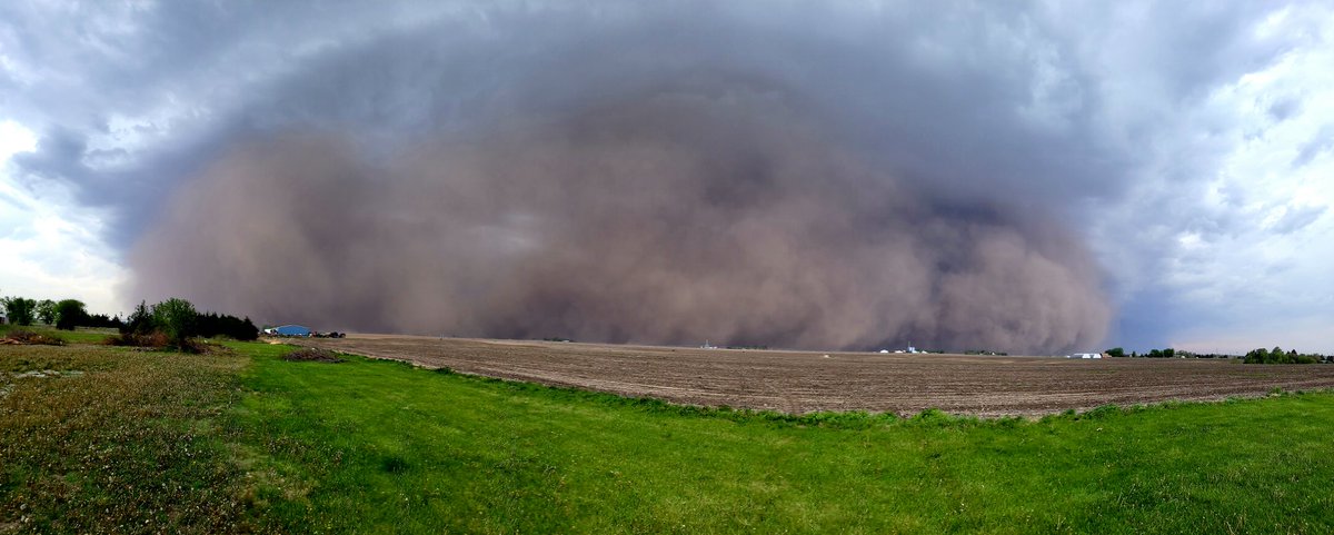 twister_weather's tweet photo. Large dust cloud ahead of outflow boundary to severe storm moving into York, NE at 5:25 pm Thursday.  5-12-21.  @NWSHastings @NWSOmaha @1011NOWweather @KenSiemek @ReginaBirdWX @WxRentschler @rustywx @RustyLord @yorknewstimes @1049maxcountry https://t.co/F2slPTGaJ3