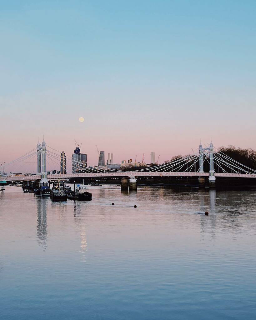 AdamSheath's tweet photo. Moonshine 🌝 Good evening friends. 

#albertbridge #gradientsky #downbytheriver #dailycalm #blueandpink #thinkverylittle https://t.co/tePuKexJEh https://t.co/DYJIik9AYU