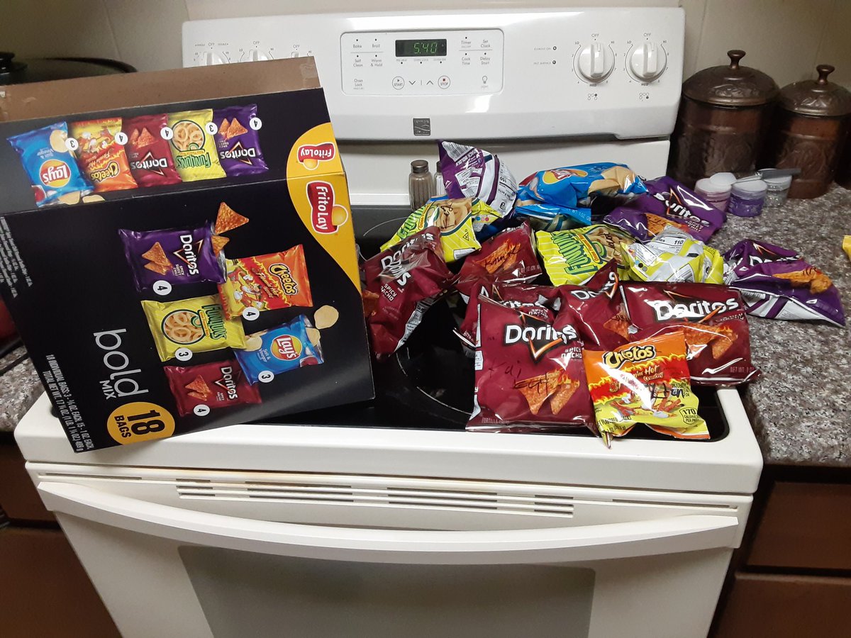 _LifeWithKev's tweet photo. @Fritolay I bought a box of chips The "bold mix" and it came with 1 hot cheeto bag and 7 spicy nacho doritos. @Walmart won't take it back because its open and now I have a couple upset children lol.. @Fritolay sounds like someone wasn't paying attention https://t.co/UacYmaBz19