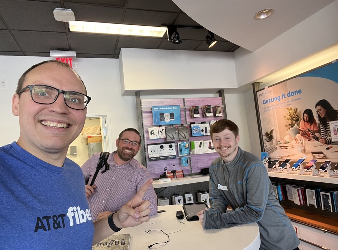 MrMikeReed's tweet photo. Great visit with our Granite City Cell World partners educating them on everything #Signature and #Firstnet Expect some big moves coming from this squad @KAMOBradleyP @KAMO_ImMOrtals @KattiaS_Ramirez #Paintitbluein22 https://t.co/NOQMAIzYvH