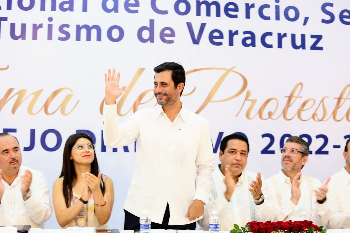 CONCANACO's tweet photo. El Presidente de CONCANACO, @hectortejadasha, acompañado de integrantes del Comité Ejecutivo, tomó la protesta a Edi Alberto Martínez, como Presidente de Canaco Veracruz, a quien le deseamos el mejor de los éxitos, lo mismo que a su Consejo Directivo. https://t.co/Tf42Rt36eD