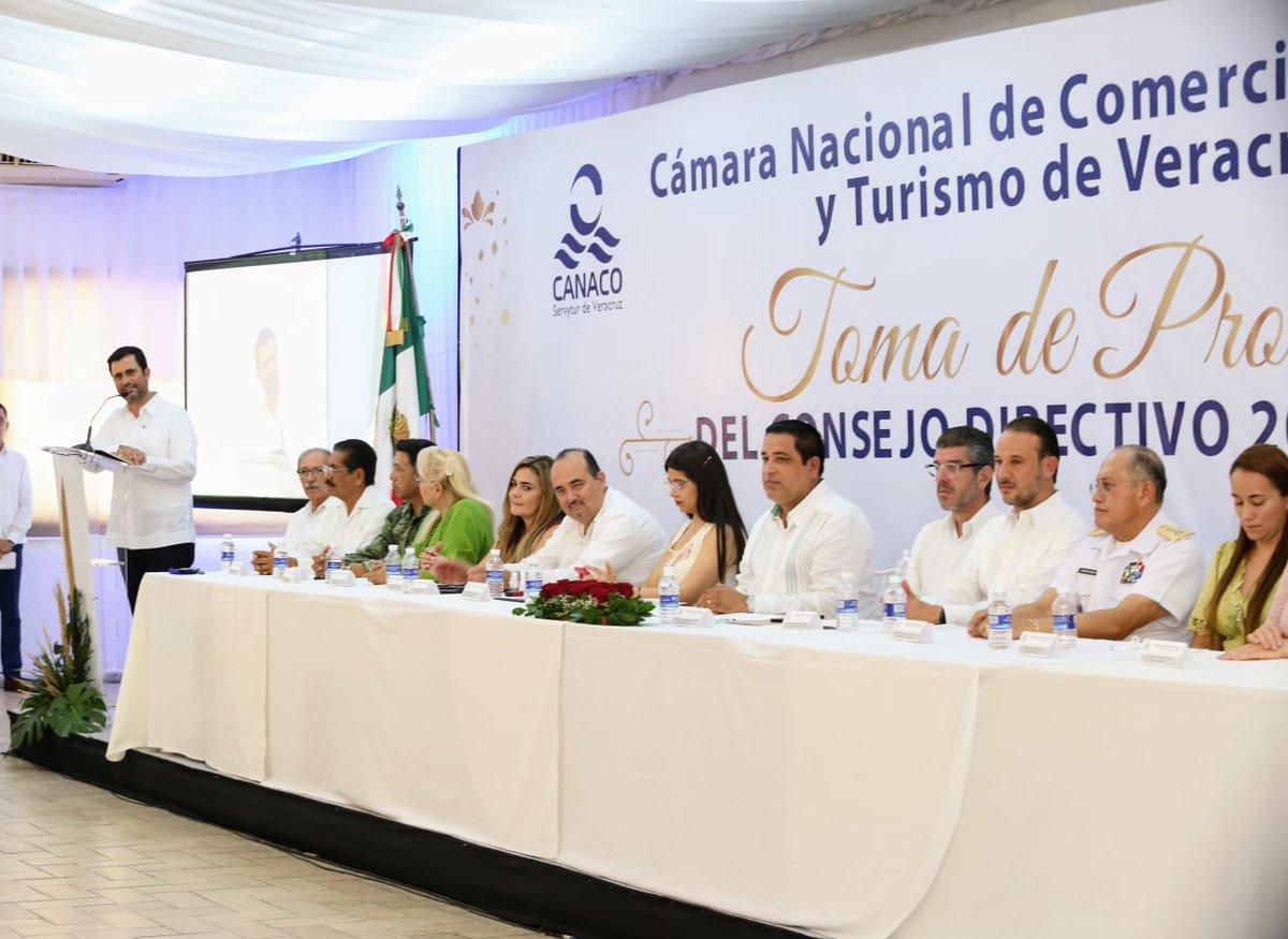 CONCANACO's tweet photo. El Presidente de CONCANACO, @hectortejadasha, acompañado de integrantes del Comité Ejecutivo, tomó la protesta a Edi Alberto Martínez, como Presidente de Canaco Veracruz, a quien le deseamos el mejor de los éxitos, lo mismo que a su Consejo Directivo. https://t.co/Tf42Rt36eD