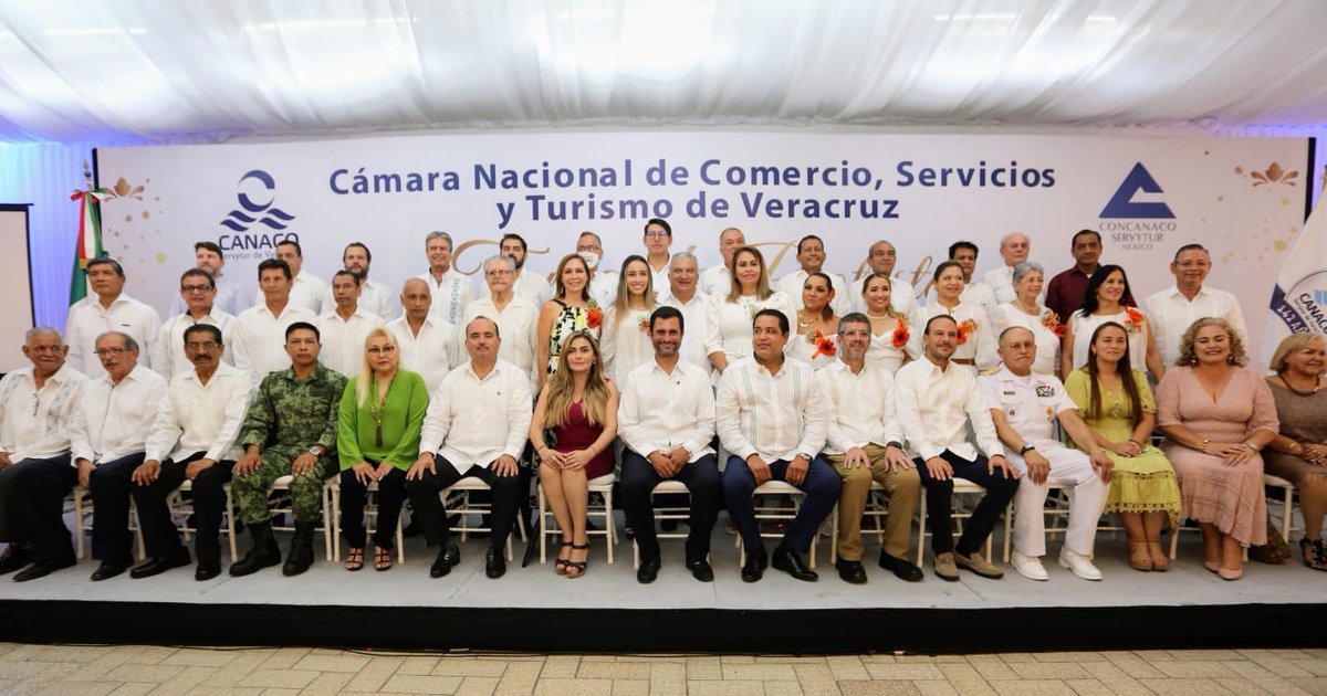 El Presidente de CONCANACO, <a href="/hectortejadasha/">Héctor Tejada</a>, acompañado de integrantes del Comité Ejecutivo, tomó la protesta a Edi Alberto Martínez, como Presidente de Canaco Veracruz, a quien le deseamos el mejor de los éxitos, lo mismo que a su Consejo Directivo.