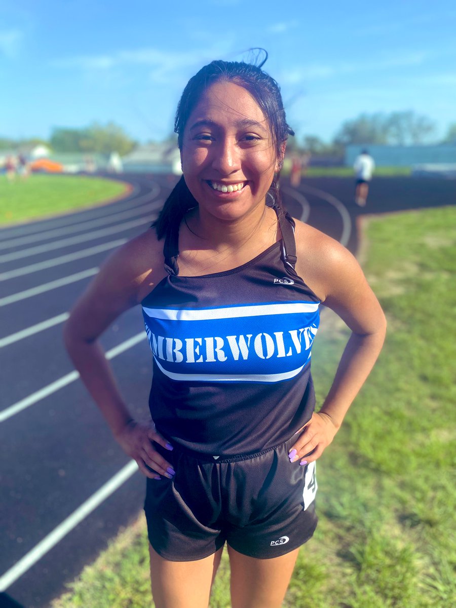 🟦⬛️ CONGRATULATIONS to #emwolves Jasmine Turrubiates punching her ticket to the state track and field meet in the 1600M. 🟦⬛️