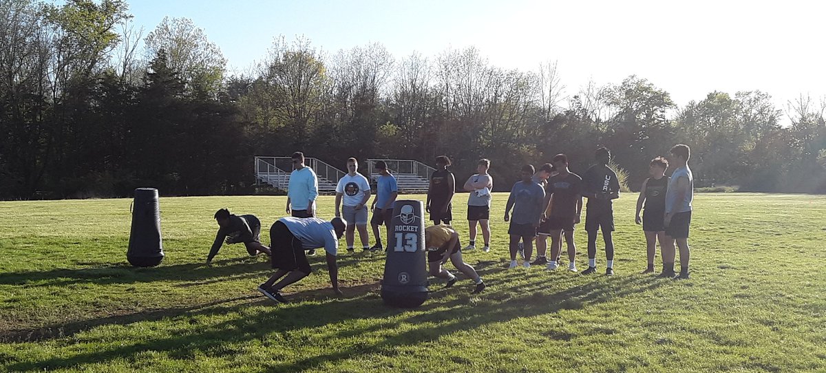 FootballMonty's tweet photo. 💥We are so fortunate to have Coach McDaniel and Coach Guidette volunteer their time to train our DLinemen‼  Our 🏈 players love these training sessions‼
@ElhadjiDiara @eddie_q135 @ShlokChaurasiya @lucas_szczy @MikeBellamy50 @bcr_two @joereyes5856 @CarterMcD3 
#OneMI22ION https://t.co/ivV1v00ukt