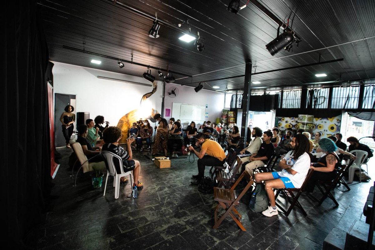 fotodequebrada's tweet photo. O debate "O Futuro é Ancestral" ✊🏾  contou com a participação de Helen Salomão, Mário Miranda e mediação de Matheus Alves. Um grande papo com artistas incríveis sobre o passado, o presente e o futuro das nossas potentes quebradas 🚀🔥

#fotodequebrada #fotografia #quebrada #foto https://t.co/OS3lAybWCy