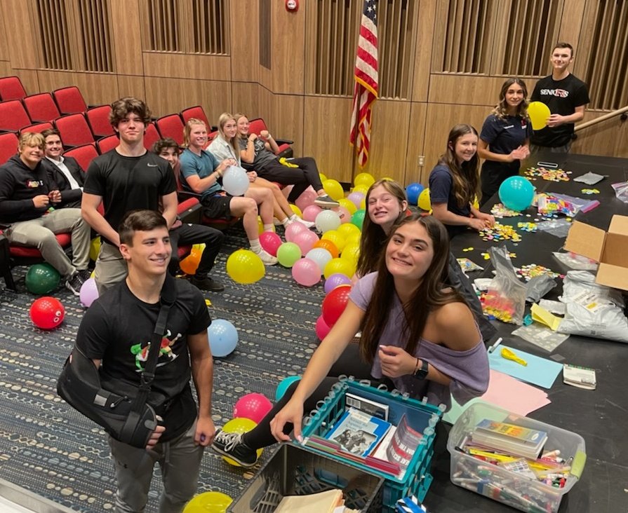 LinkCrewRomeo's tweet photo. We are ready for #RHSSmileDay
R you? Wear your Smile Day t-shirt, and be ready to get a smile then give a smile 😂🙂😊😃🤓🤗
@romeoschools @RomeoHighSchool @RomeoAthletics @RomeoHHP @RHSDEM @RHSBEI https://t.co/cIl3ITKvMF