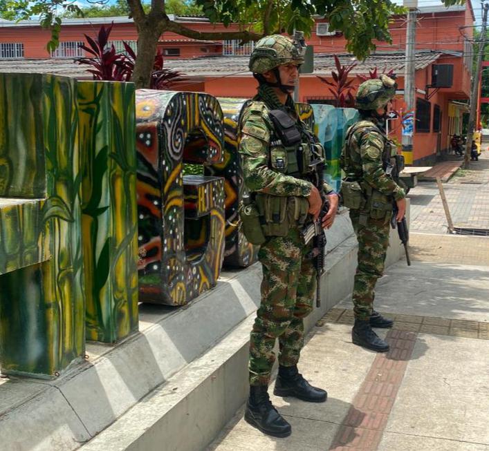 Ejercito_Davaa's tweet photo. Con capacidades aéreas y terrestres de @Ejercito_Davaa #CONAT en apoyo a @Ejercito_Div7 #BR17 brindamos seguridad en la región del Urabá, zona de confluencia de los departamentos de #Antioquia, #Córdoba y #Chocó, acompañando la libre movilidad y la tranquilidad de sus habitantes. https://t.co/wDpDkd3nGP