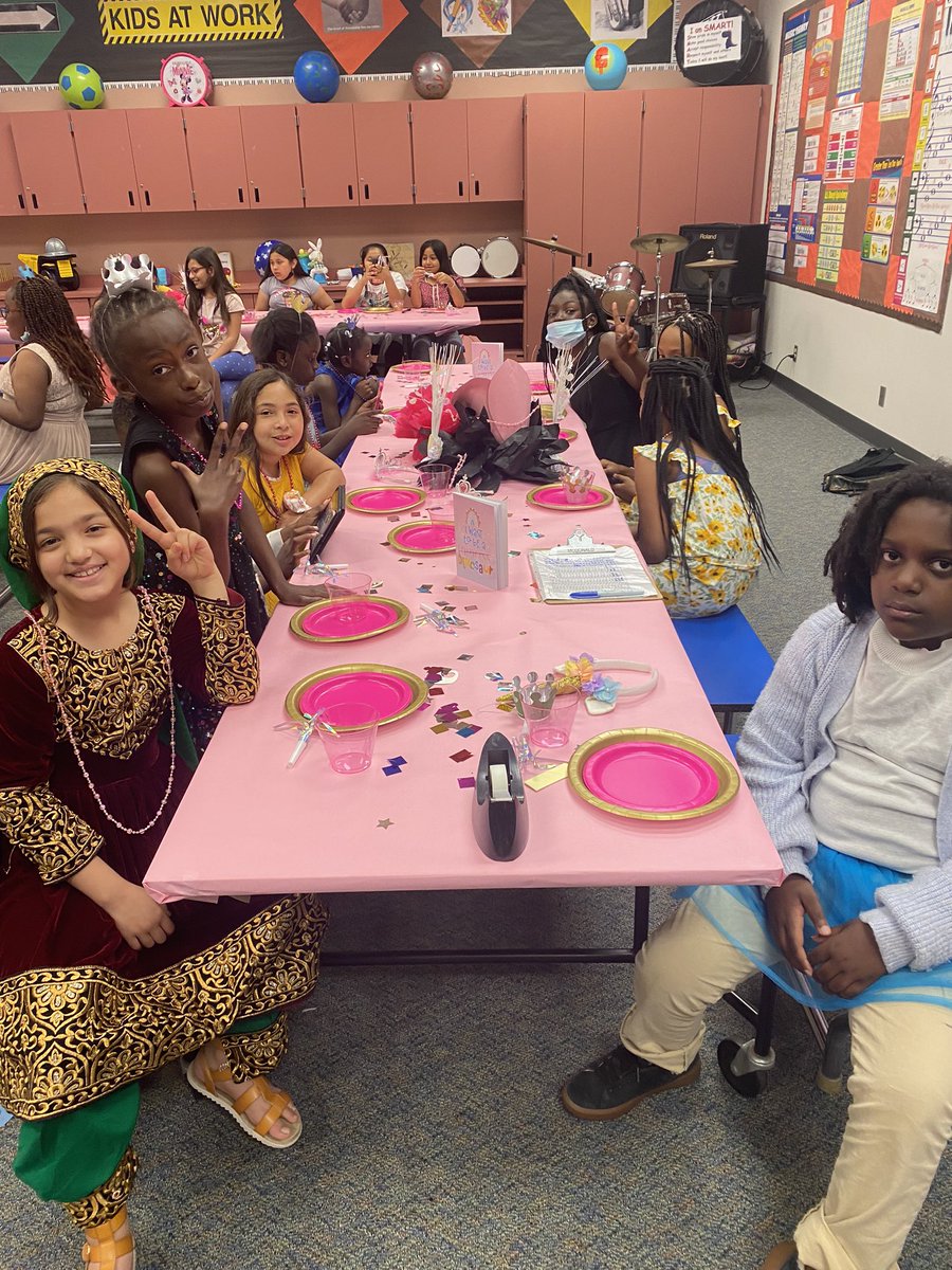 sneed_music's tweet photo. Had a great time celebrating with Sneed LOD after school today!! @Aliefsneed Thank you @KagerKalee for joining us as well! https://t.co/y1vVSDRjQP