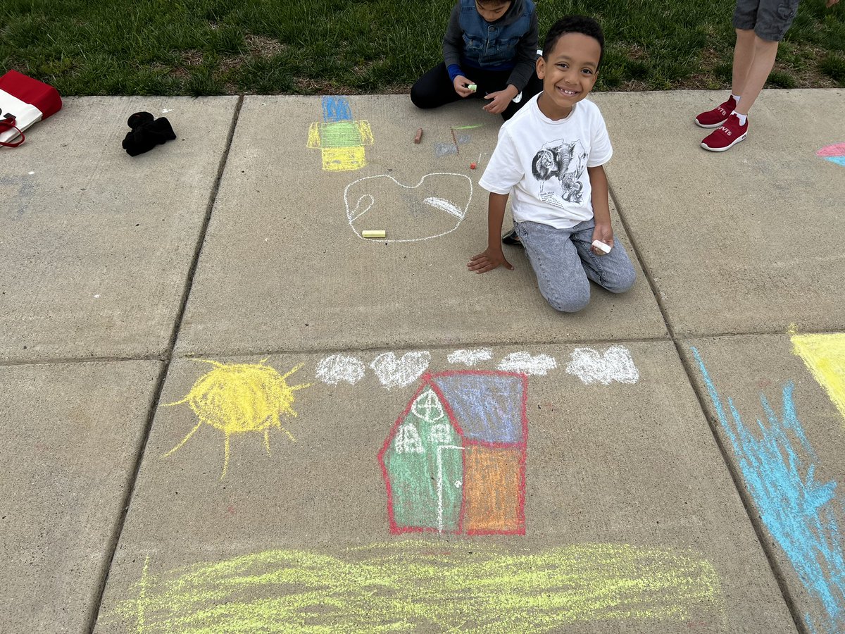 MsWarnerTeaches's tweet photo. We had so much fun making beautiful chalk art on the sidewalk today! ❣️@midgleyDIS https://t.co/pVFZmjjmb7