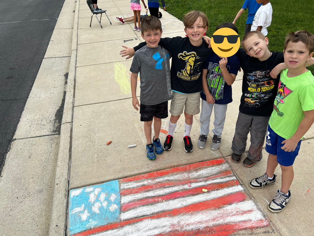 MsWarnerTeaches's tweet photo. We had so much fun making beautiful chalk art on the sidewalk today! ❣️@midgleyDIS https://t.co/pVFZmjjmb7