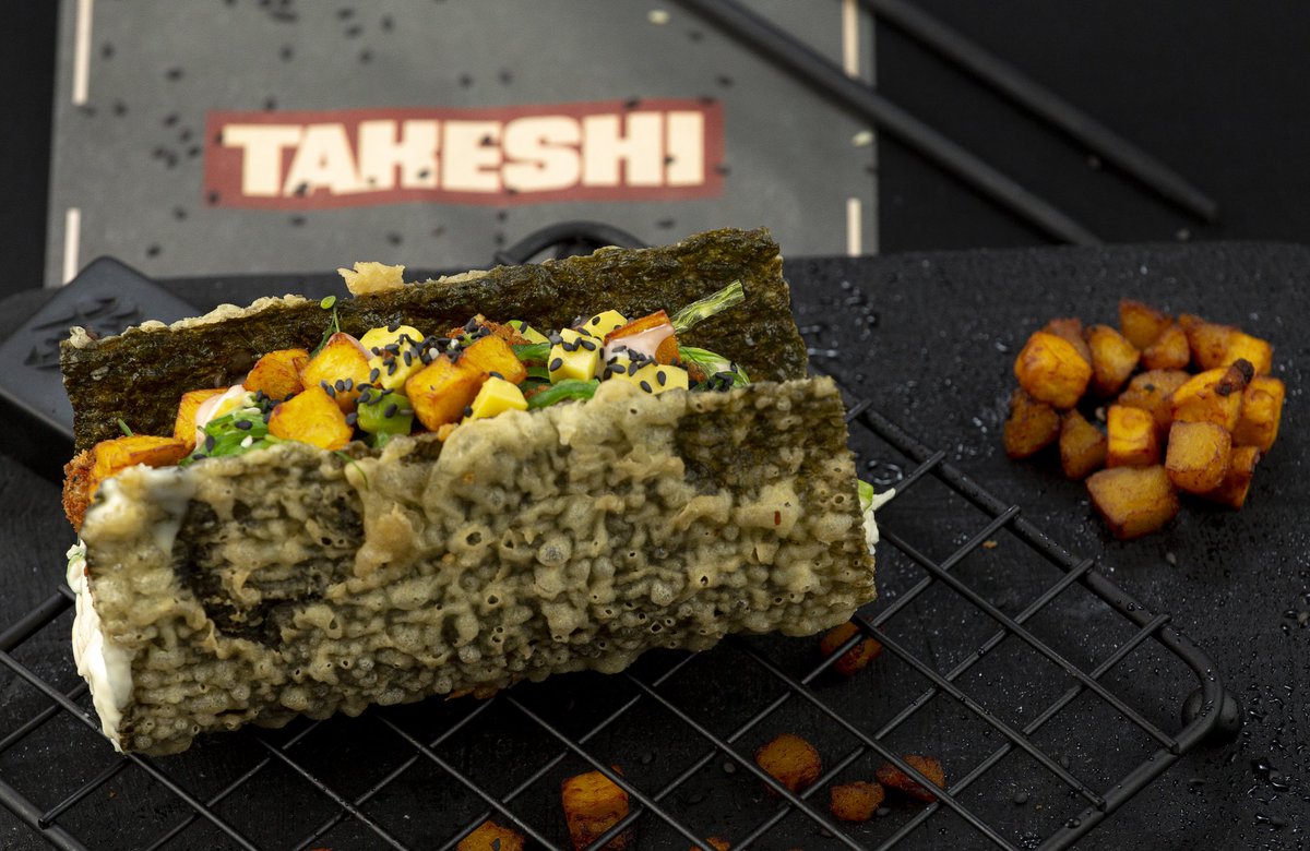 pidetakeshi's tweet photo. 🐟 KANIKANTE

Este noritaco viene con pescado blanco empanizado, kanikama, wakame, aguacate, cubos de plátano frito, queso crema, ajonjolí y nuestra deliciosa salsa pikashi. 🤤 

📱Pide por nuestra Línea Takeshi:
+584248888888 https://t.co/BYgzeNORB9