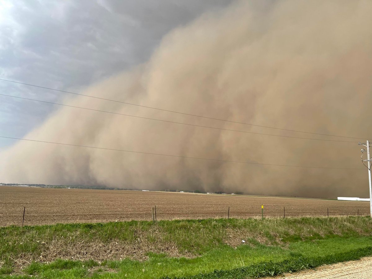IAStormChasing's tweet photo. Brian Mouw sent in this photo from Sheldon, #Iowa as the strong storm rolled in. #IAwx https://t.co/hqbxAWevaL
