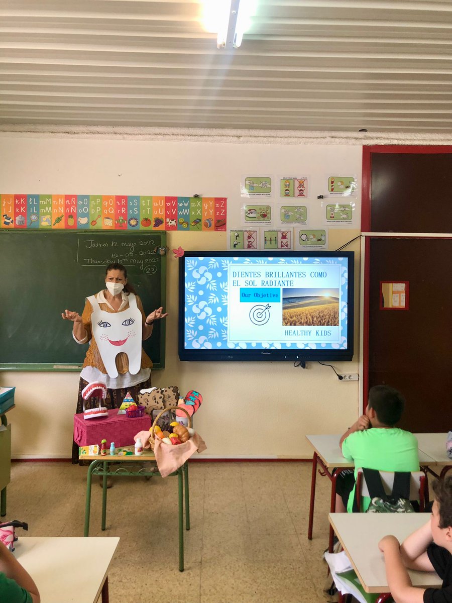 luzdibarrios's tweet photo. #DiaInternacionalDeLaEnfermera
#visibilizando nuestros #cuidados en #ondaaranjuez y @cadenaser y #fomentando #estilosdevidasaludable
Seguimos #cuidando en nuestra consulta en #todaslasetapasdelavida
Y acabamos en la #comunidadeducativa
#Healthykids #happygeneration
@san_ceip https://t.co/I5O5C92nNp